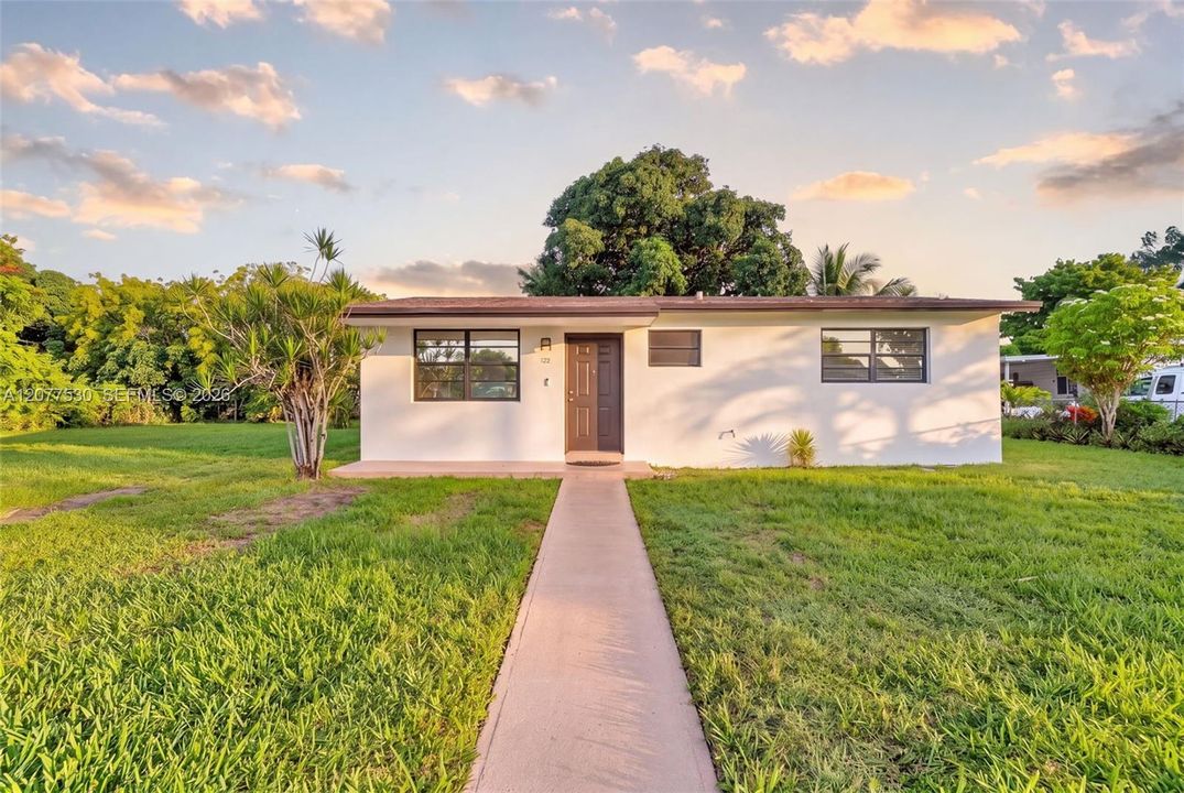 For Sale: $479,000 (2 beds, 1 baths, 888 Square Feet)