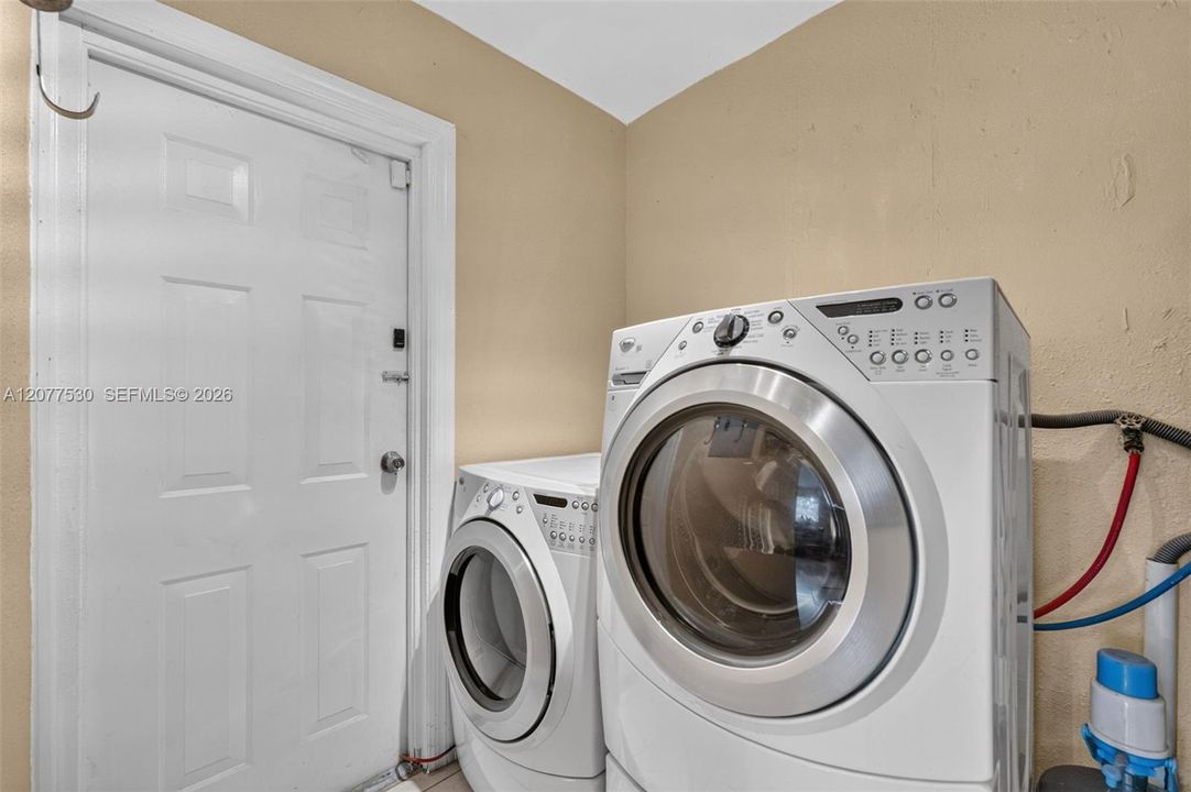 For Sale: $479,000 (2 beds, 1 baths, 888 Square Feet)