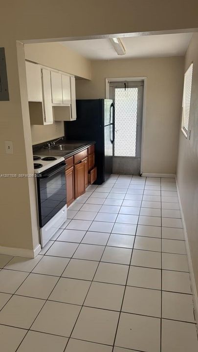 For Rent: $1,300 (1 beds, 1 baths, 2094 Square Feet)