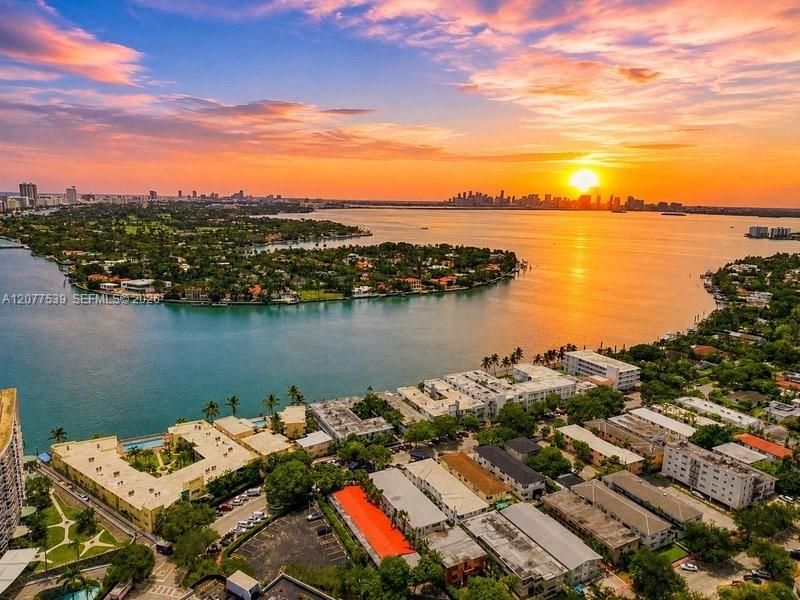 Под контрактом: $315,000 (1 спален, 1 ванн, 766 Квадратных фут)