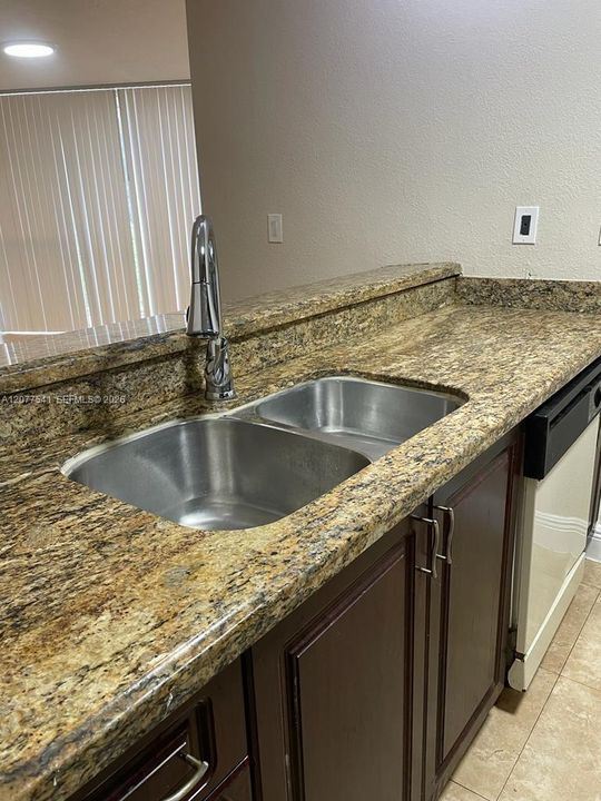 For Rent: $1,900 (2 beds, 2 baths, 960 Square Feet)