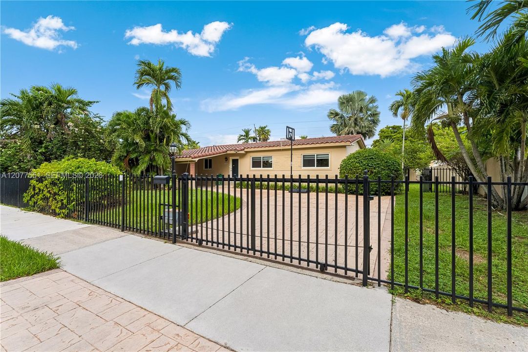 For Sale: $875,000 (4 beds, 3 baths, 1598 Square Feet)