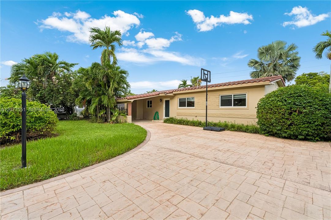 For Sale: $875,000 (4 beds, 3 baths, 1598 Square Feet)