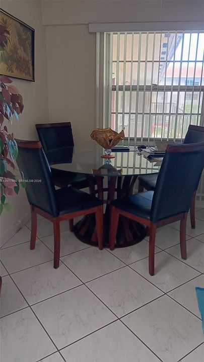 For Rent: $1,750 (2 beds, 1 baths, 954 Square Feet)