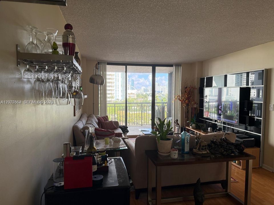 En Venta: $337,000 (1 camas, 1 baños, 650 Pies cuadrados)