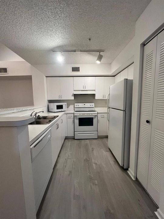 For Rent: $2,200 (2 beds, 2 baths, 966 Square Feet)