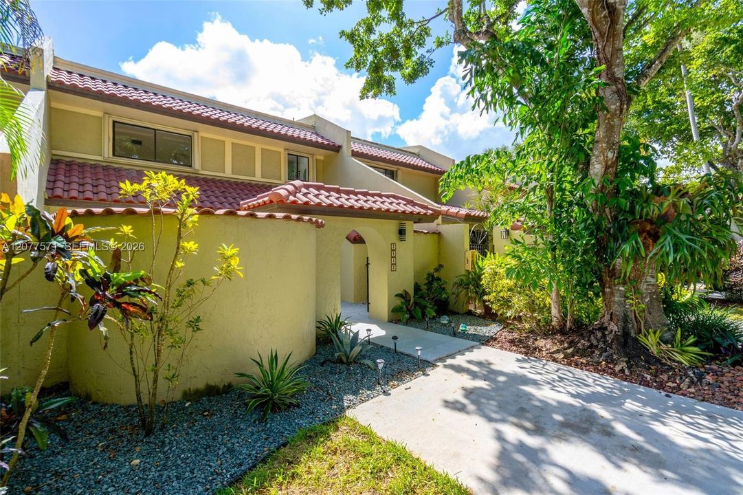 For Rent: $4,300 (3 beds, 3 baths, 1983 Square Feet)