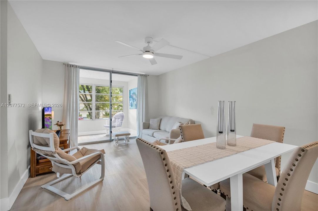 На продажу: $159,900 (2 спален, 2 ванн, 950 Квадратных фут)