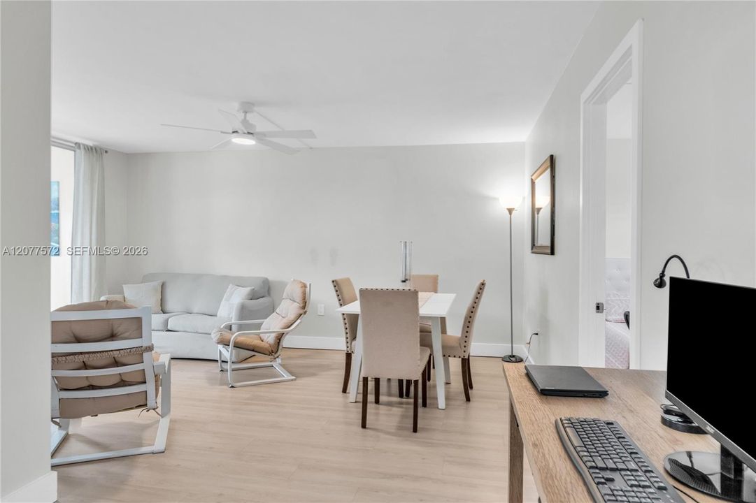 На продажу: $159,900 (2 спален, 2 ванн, 950 Квадратных фут)