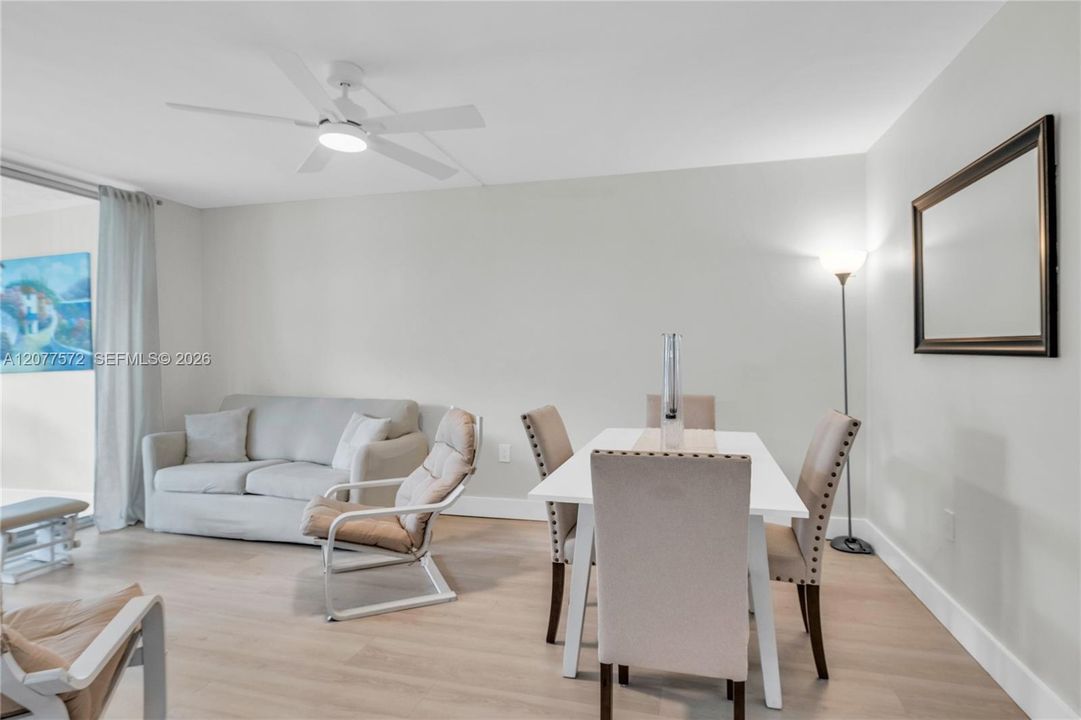 На продажу: $159,900 (2 спален, 2 ванн, 950 Квадратных фут)