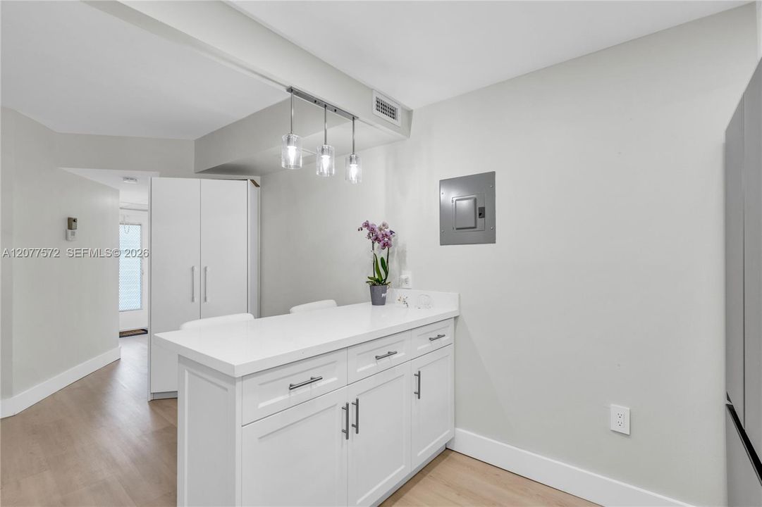 На продажу: $159,900 (2 спален, 2 ванн, 950 Квадратных фут)