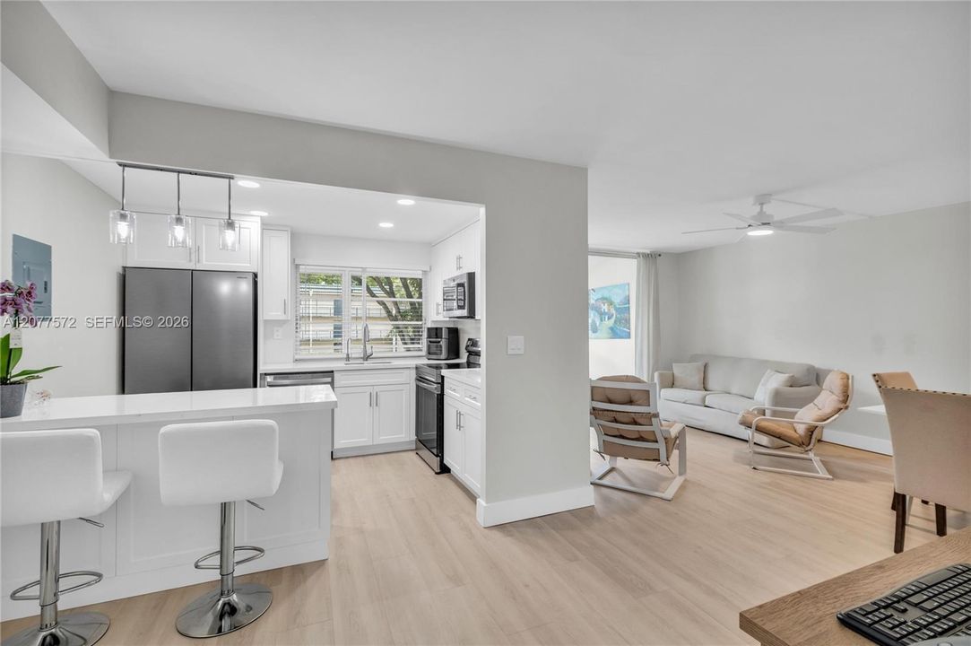 На продажу: $159,900 (2 спален, 2 ванн, 950 Квадратных фут)