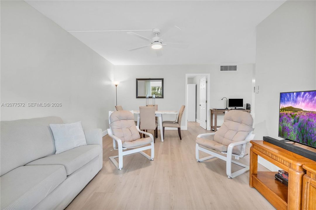 На продажу: $159,900 (2 спален, 2 ванн, 950 Квадратных фут)