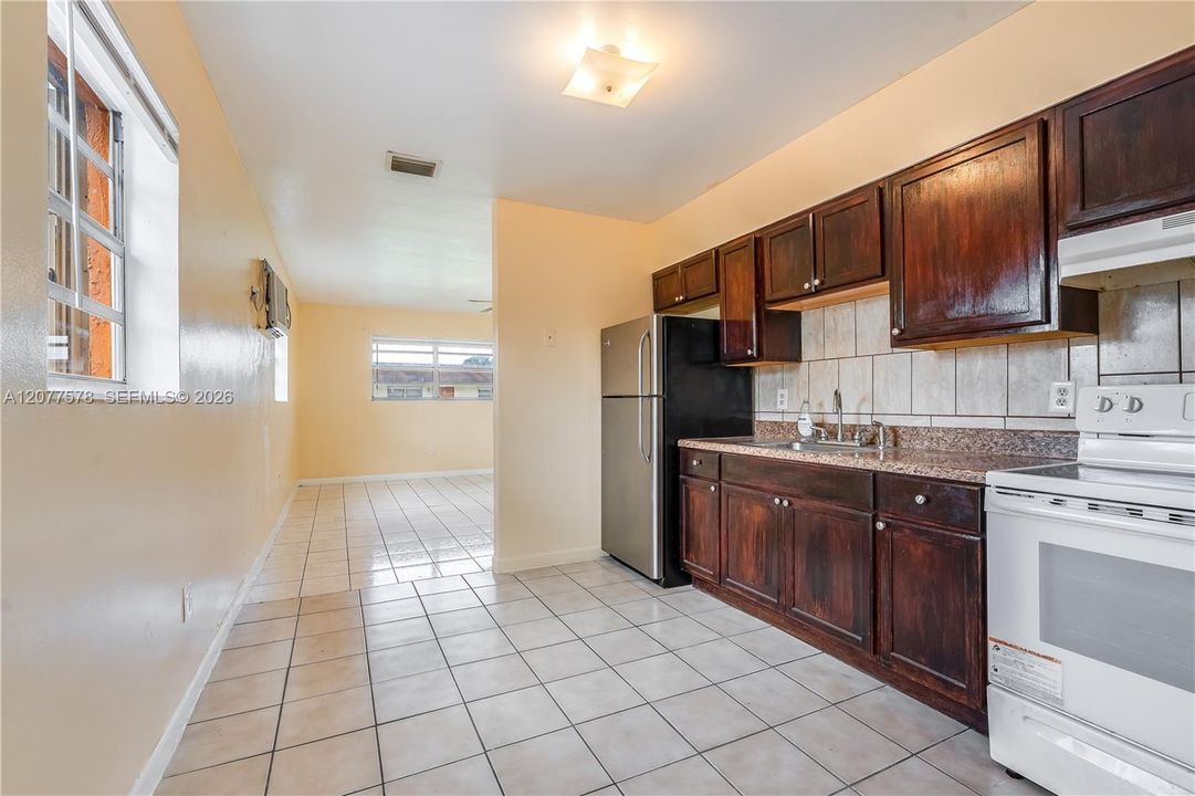 For Rent: $2,090 (2 beds, 1 baths, 2140 Square Feet)
