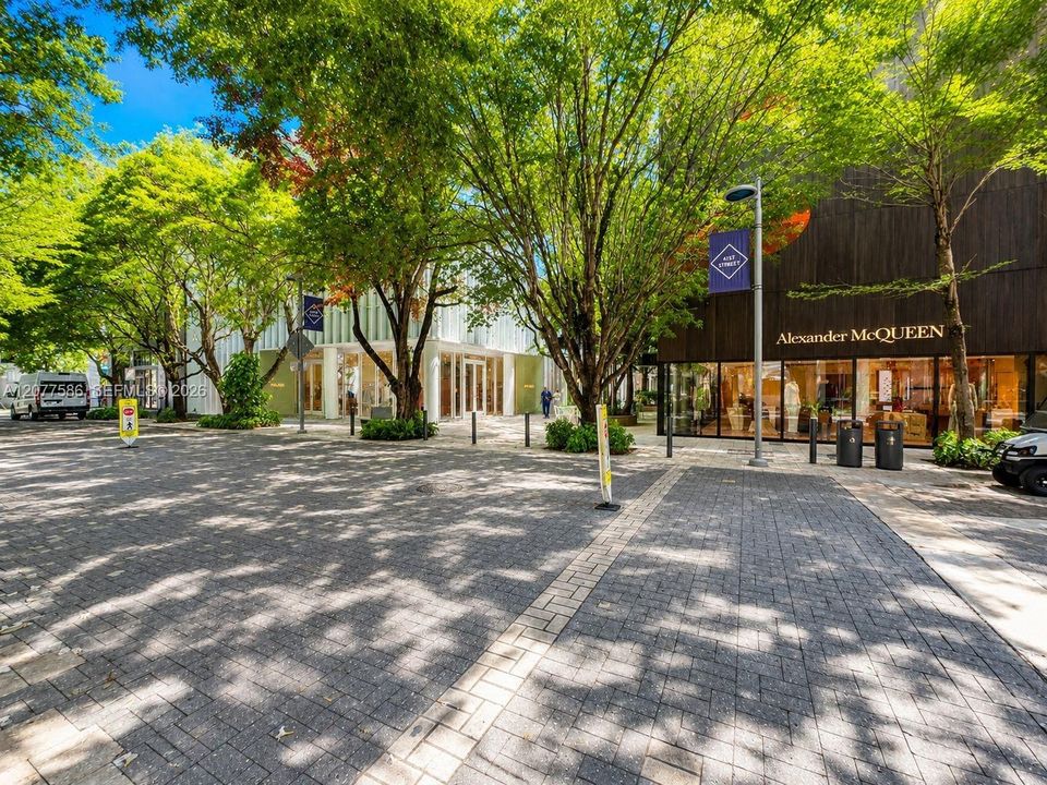 На продажу: $990,000 (0.17 acres)