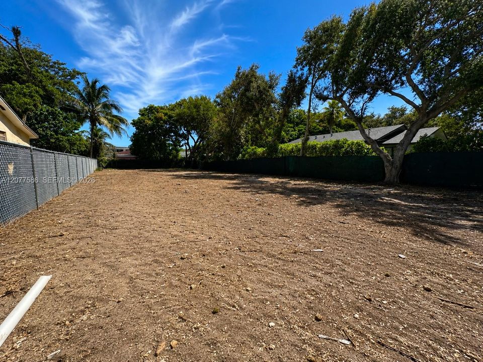 На продажу: $990,000 (0.17 acres)