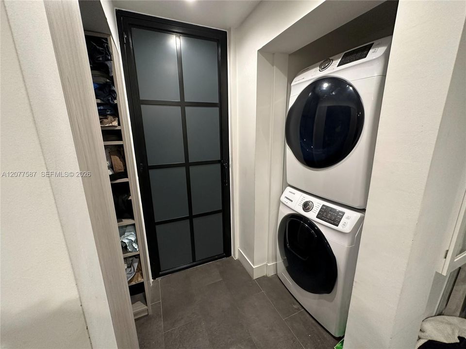 For Sale: $359,000 (2 beds, 1 baths, 867 Square Feet)