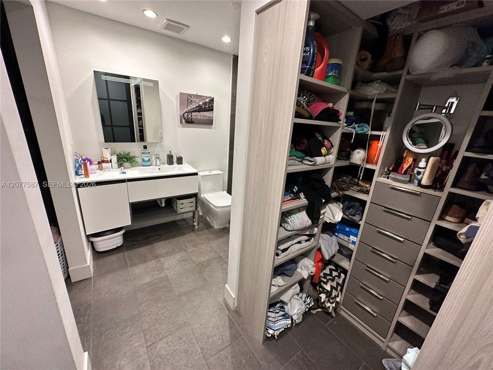 For Sale: $359,000 (2 beds, 1 baths, 867 Square Feet)