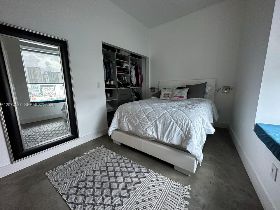 For Sale: $359,000 (2 beds, 1 baths, 867 Square Feet)