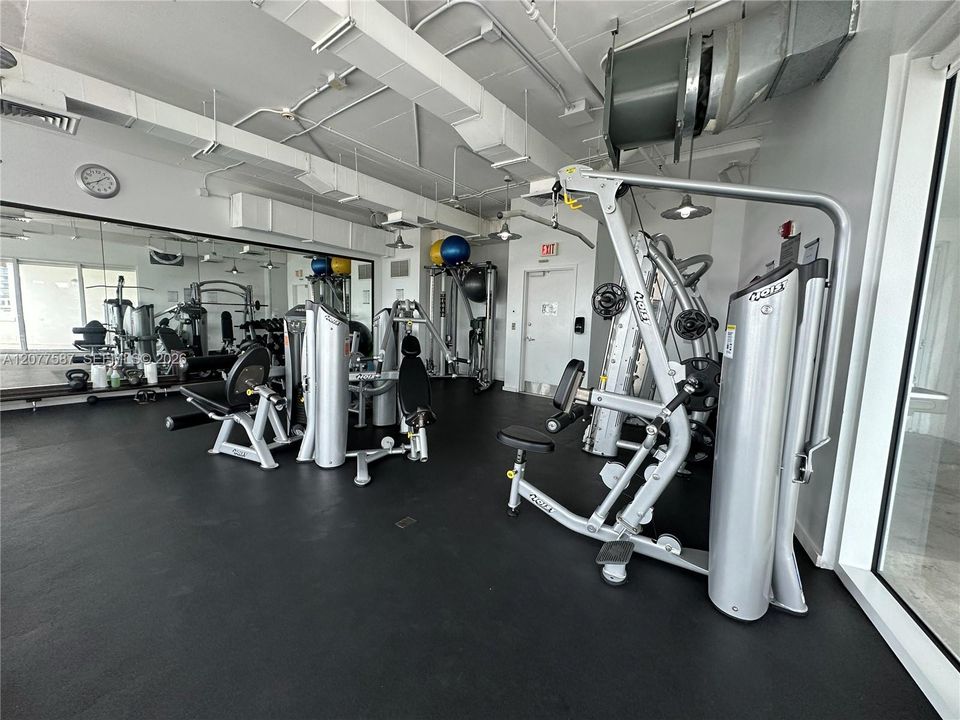 For Sale: $359,000 (2 beds, 1 baths, 867 Square Feet)