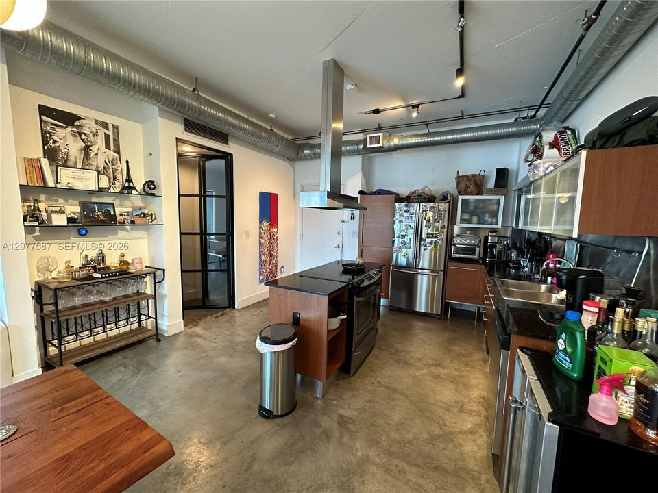 For Sale: $359,000 (2 beds, 1 baths, 867 Square Feet)
