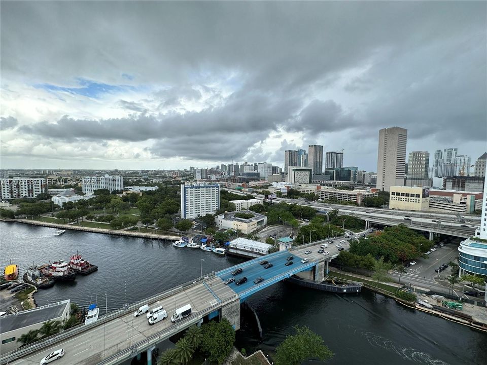 For Sale: $359,000 (2 beds, 1 baths, 867 Square Feet)