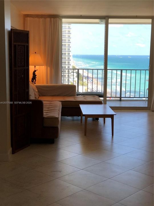 For Rent: $3,500 (1 beds, 1 baths, 960 Square Feet)