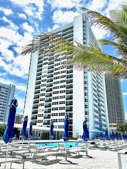 For Rent: $3,500 (1 beds, 1 baths, 960 Square Feet)