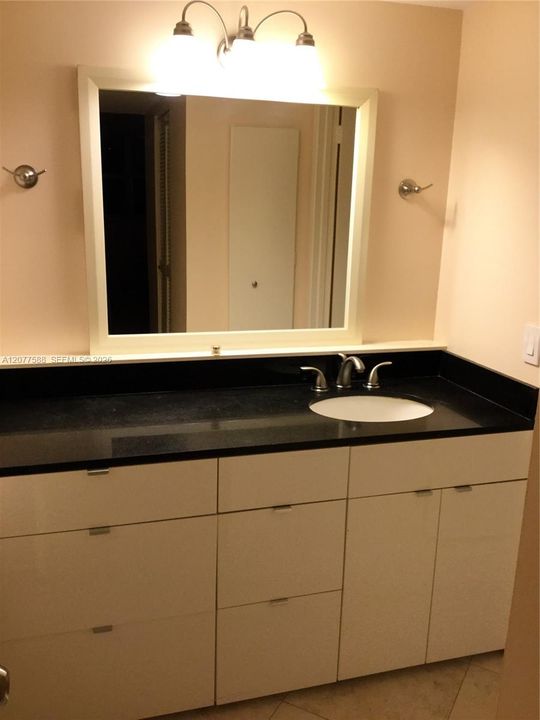 For Rent: $3,500 (1 beds, 1 baths, 960 Square Feet)
