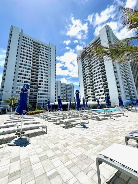 For Rent: $3,500 (1 beds, 1 baths, 960 Square Feet)