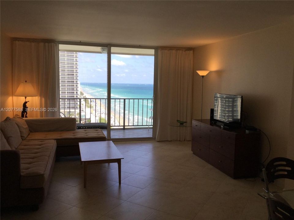 For Rent: $3,500 (1 beds, 1 baths, 960 Square Feet)