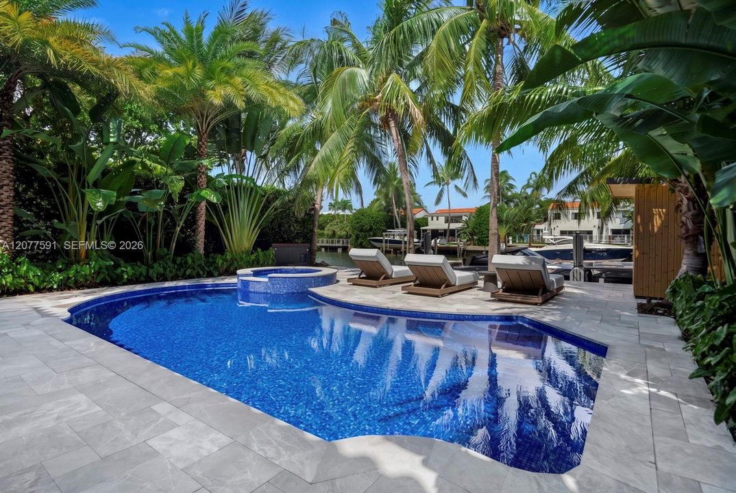 For Sale: $11,995,000 (6 beds, 7 baths, 5000 Square Feet)