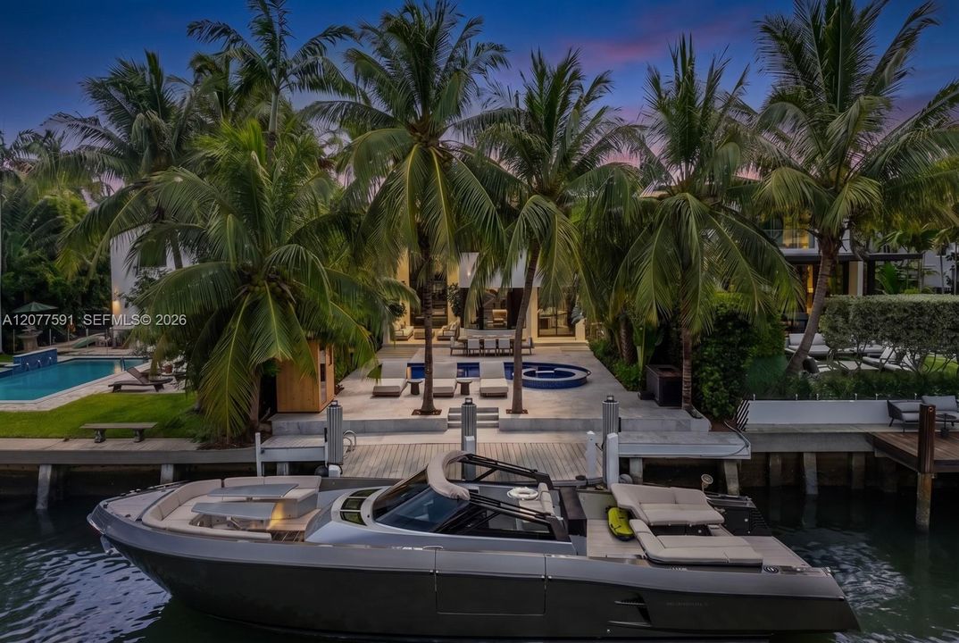 For Sale: $11,995,000 (6 beds, 7 baths, 5000 Square Feet)