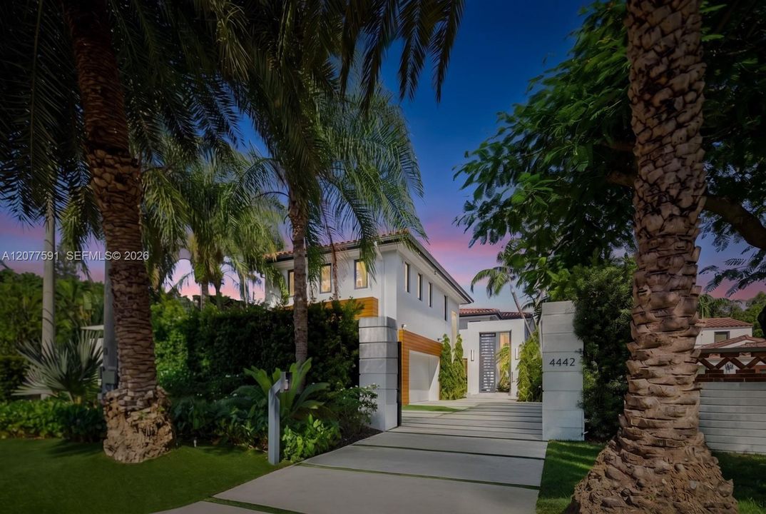 For Sale: $11,995,000 (6 beds, 7 baths, 5000 Square Feet)