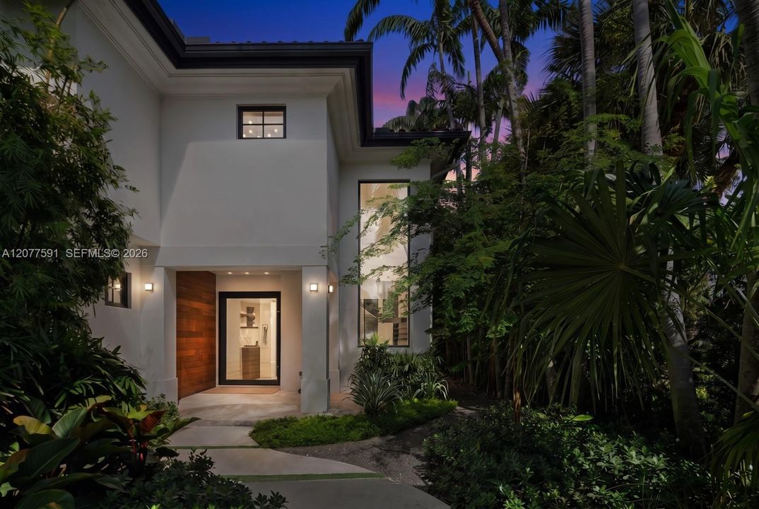 For Sale: $11,995,000 (6 beds, 7 baths, 5000 Square Feet)