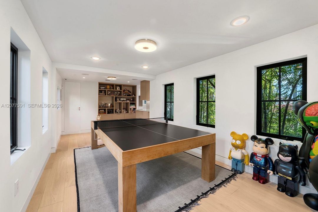 For Sale: $11,995,000 (6 beds, 7 baths, 5000 Square Feet)