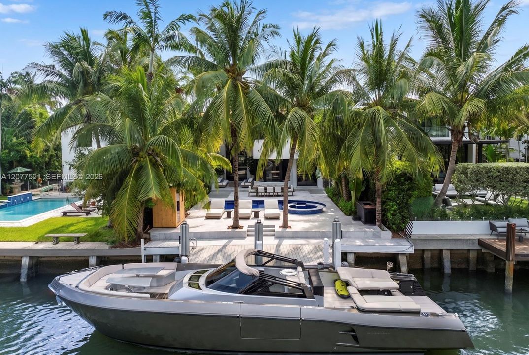 For Sale: $11,995,000 (6 beds, 7 baths, 5000 Square Feet)