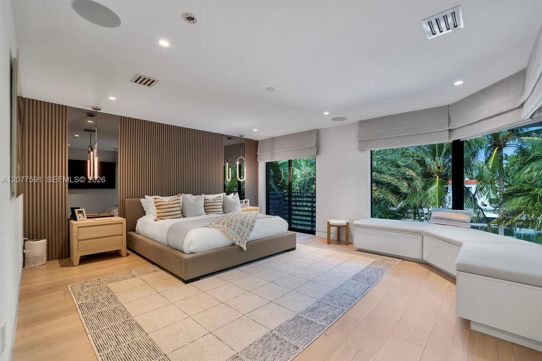 For Sale: $11,995,000 (6 beds, 7 baths, 5000 Square Feet)