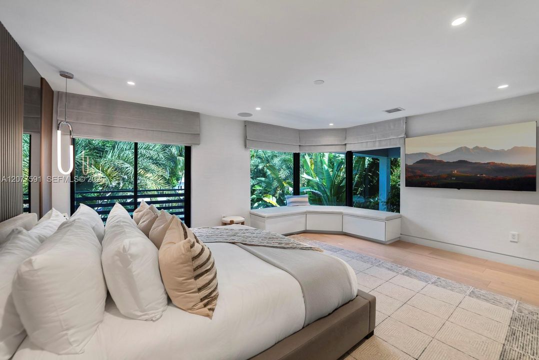 For Sale: $11,995,000 (6 beds, 7 baths, 5000 Square Feet)