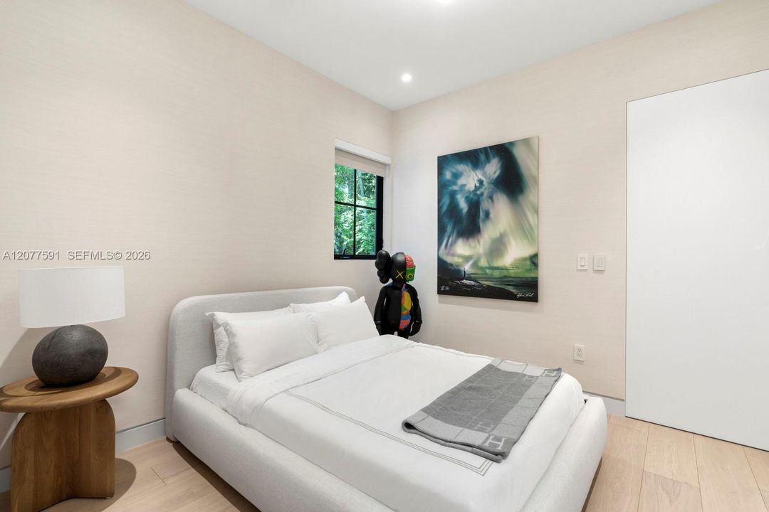 For Sale: $11,995,000 (6 beds, 7 baths, 5000 Square Feet)