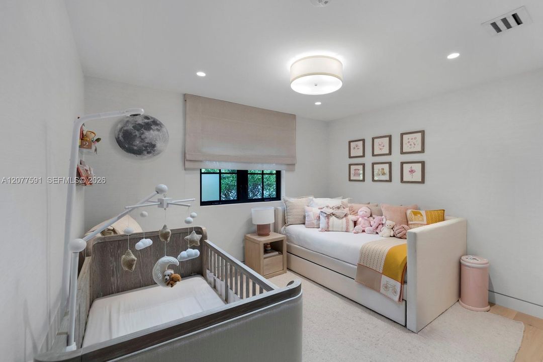 For Sale: $11,995,000 (6 beds, 7 baths, 5000 Square Feet)