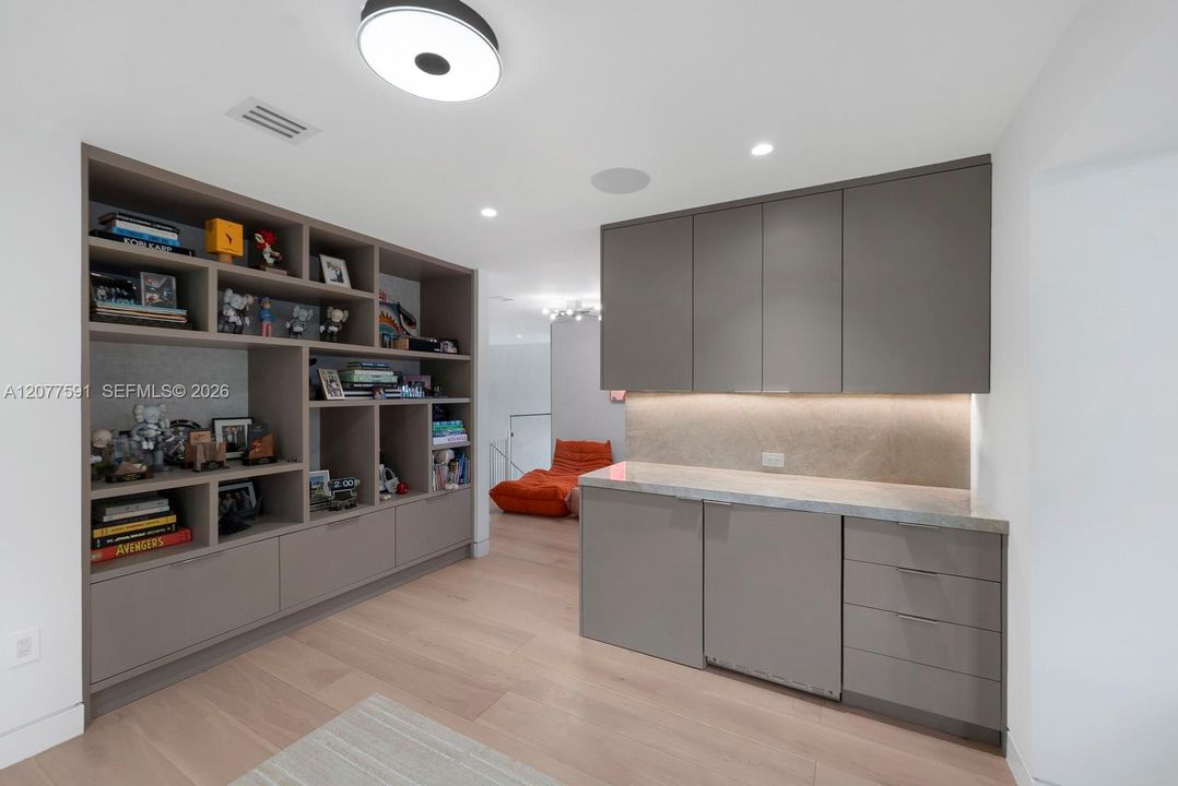 For Sale: $11,995,000 (6 beds, 7 baths, 5000 Square Feet)