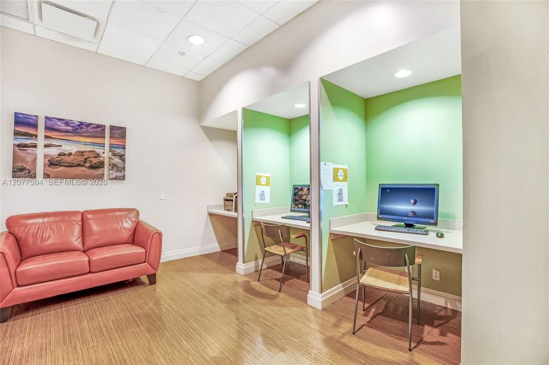 For Sale: $465,000 (1 beds, 1 baths, 874 Square Feet)