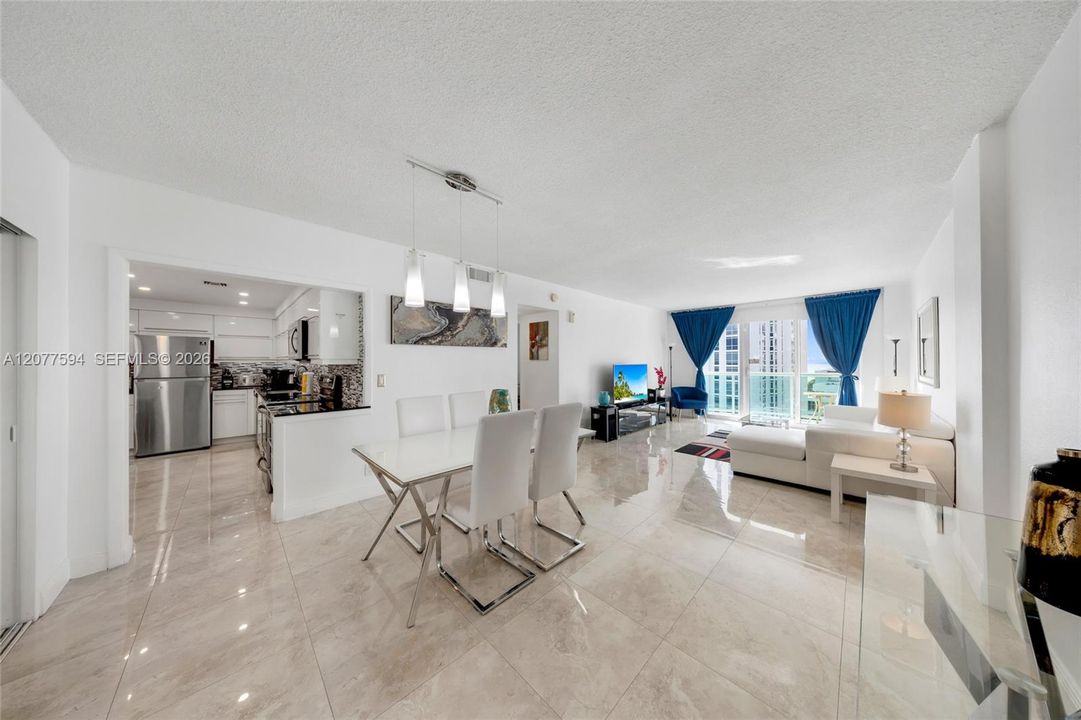 For Sale: $465,000 (1 beds, 1 baths, 874 Square Feet)