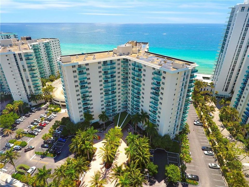 For Sale: $465,000 (1 beds, 1 baths, 874 Square Feet)