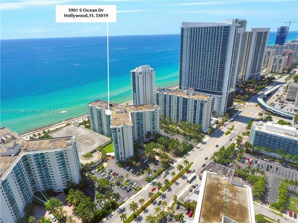 For Sale: $465,000 (1 beds, 1 baths, 874 Square Feet)