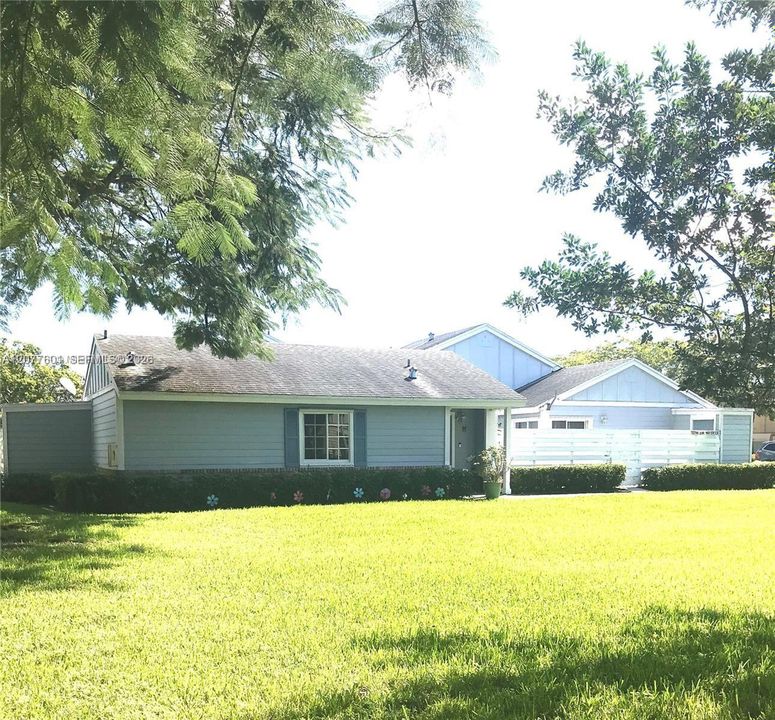 For Rent: $2,450 (2 beds, 2 baths, 852 Square Feet)