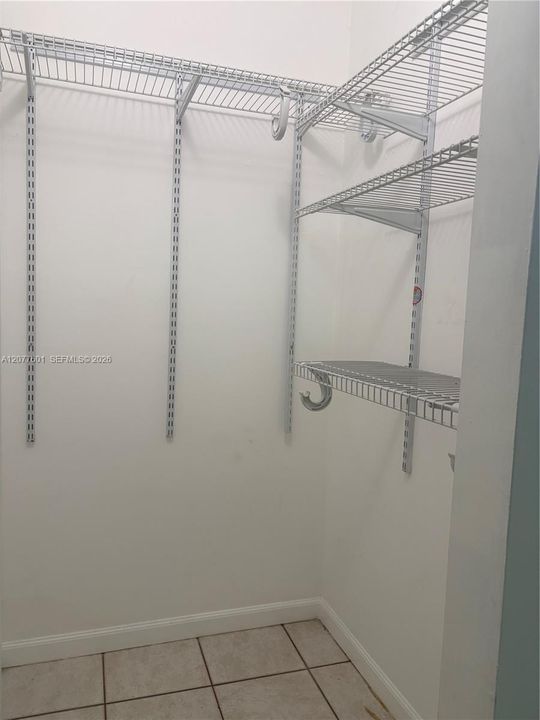 Activo con contrato: $2,300 (2 camas, 2 baños, 852 Pies cuadrados)