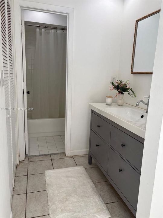 Activo con contrato: $2,300 (2 camas, 2 baños, 852 Pies cuadrados)