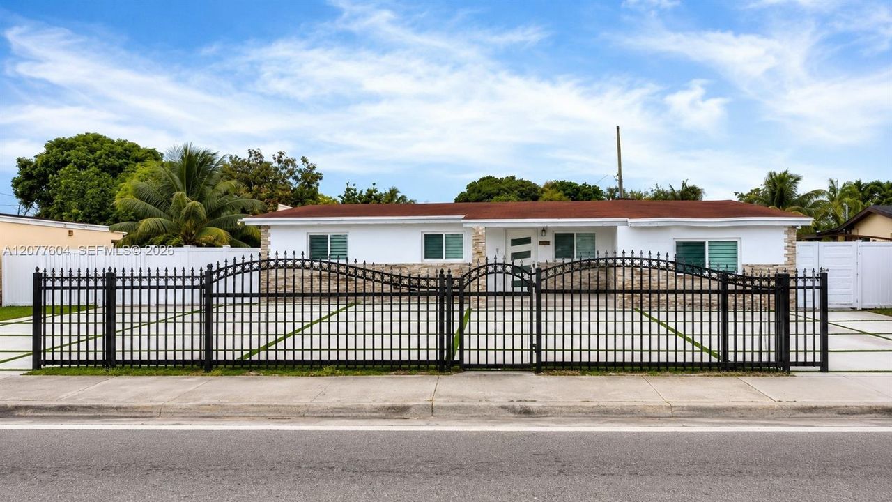 Active With Contract: $610,000 (4 beds, 3 baths, 1554 Square Feet)